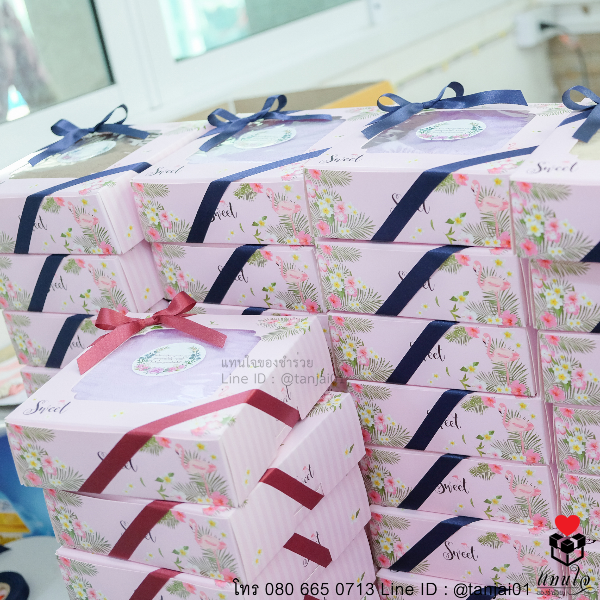 ของชำร่วยผ้าเช็ดผมขนแกะ สีฟ้า สีม่วง สีเขียว สีโอรส สีครีม สีน้ำตาล สีชมพู ในกล่อองผูโบว์ สติ๊กเกอร์ป้ายชื่อกลม 01