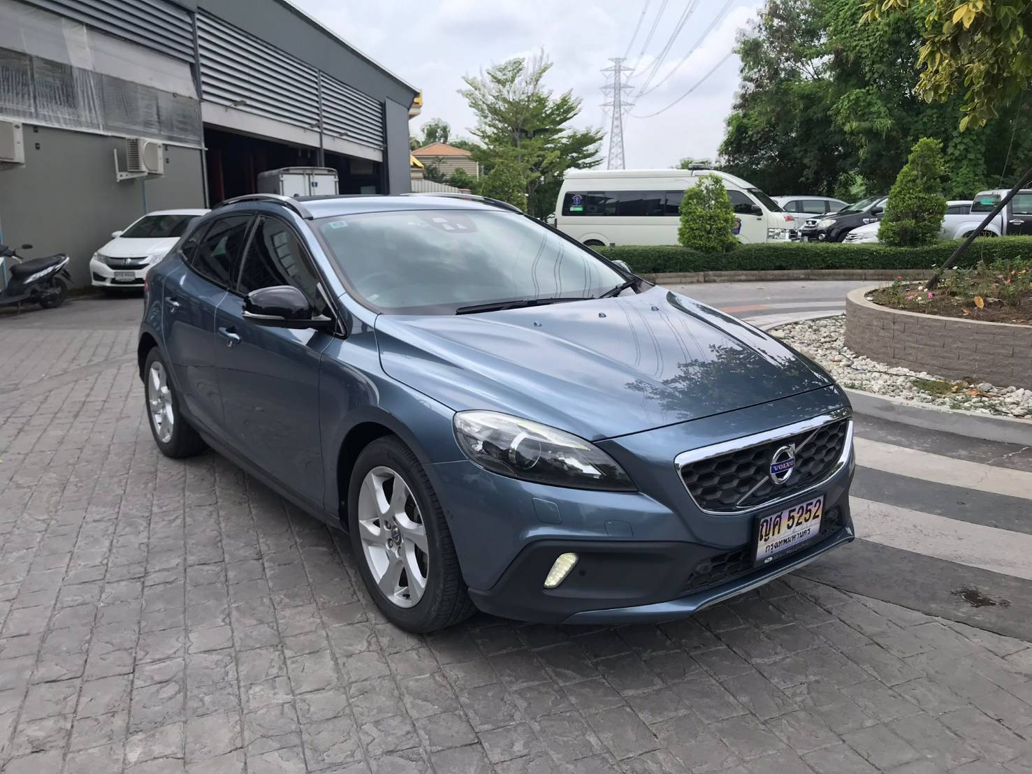 VOLVO V40 2.0 CrossCountry T5Wagon ปี 2015
