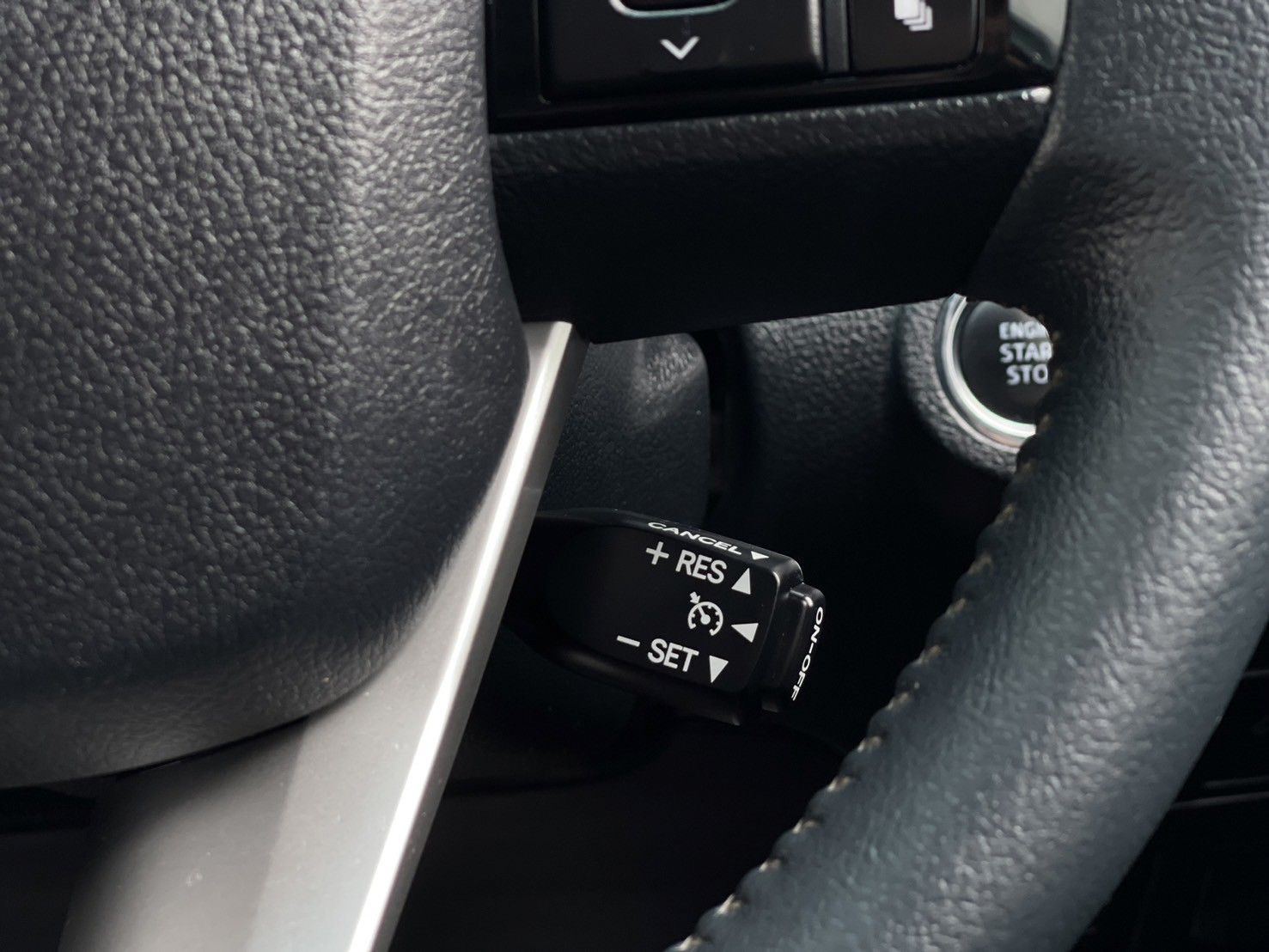 Toyota Fortuner 2.8V 2wd AT สีขาว ปี2015