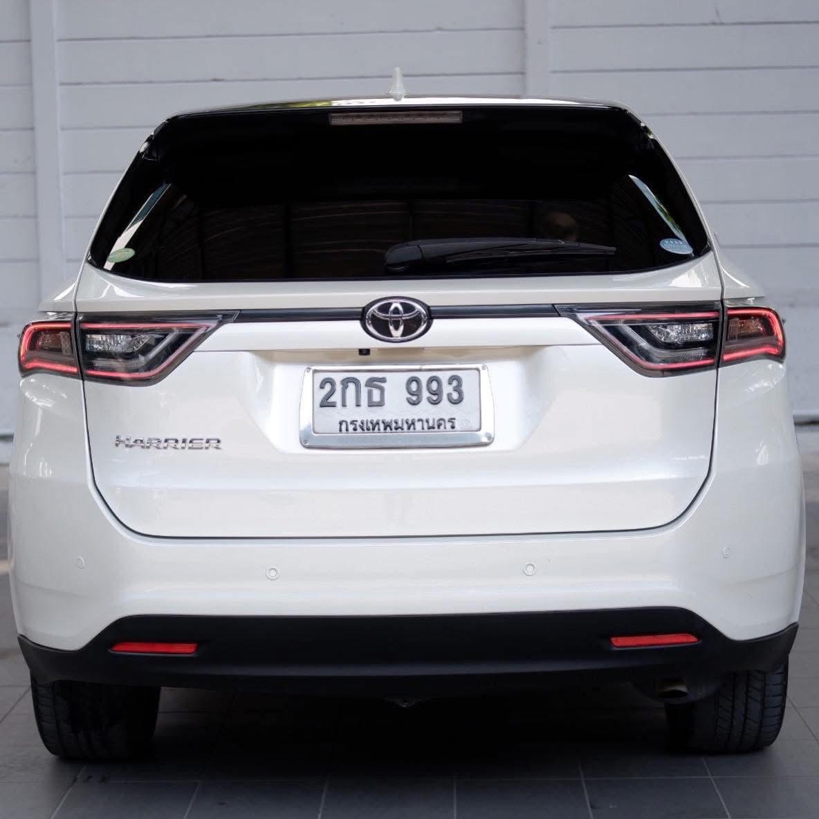 TOYOTA HARRIER สีขาวมุก ปี 2014