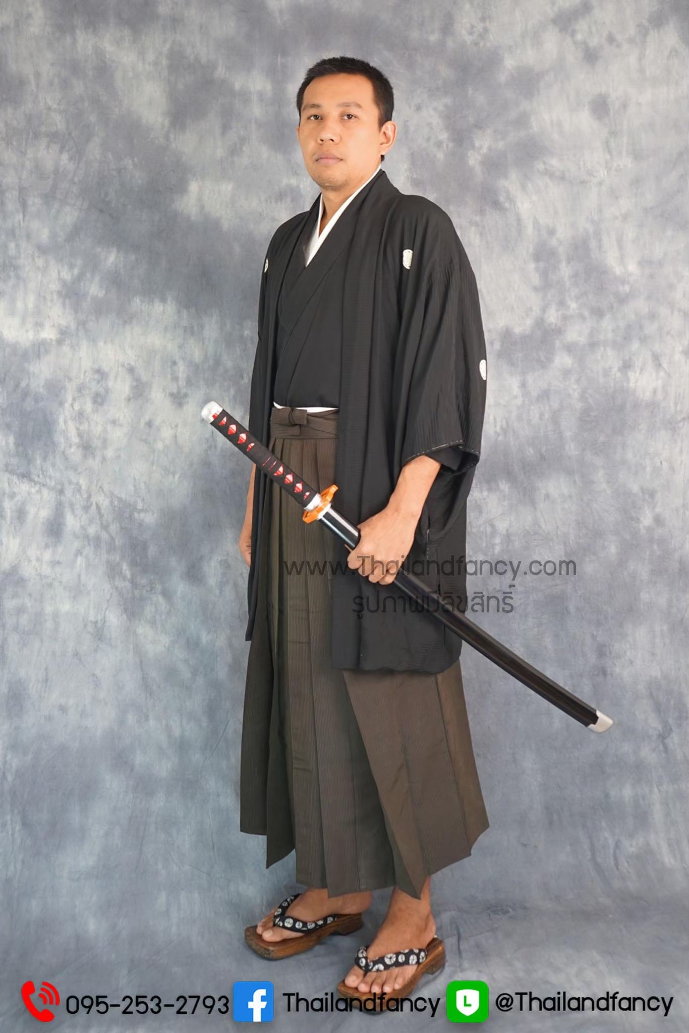 ชุดเช่าแฟนซีผู้ชาย (ชุดเช่า) ชุดเช่ากิโมโนญี่ปุ่นสำหรับผู้ชาย Kimono Costume เช่าชุดญี่ปุ่นโบราณ ชุดกิโมโนญี่ปุ่นชายสีดำ สวมฮาโอริสีดำ และฮากะมะสีน้ำตาล