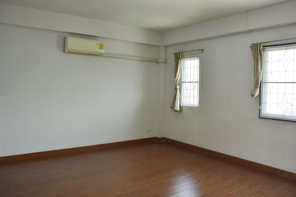 ให้เช่า Townhome 3ชั้นครึ่ง หลังมุม ติด เซ็นทรัลแจ้งฯ