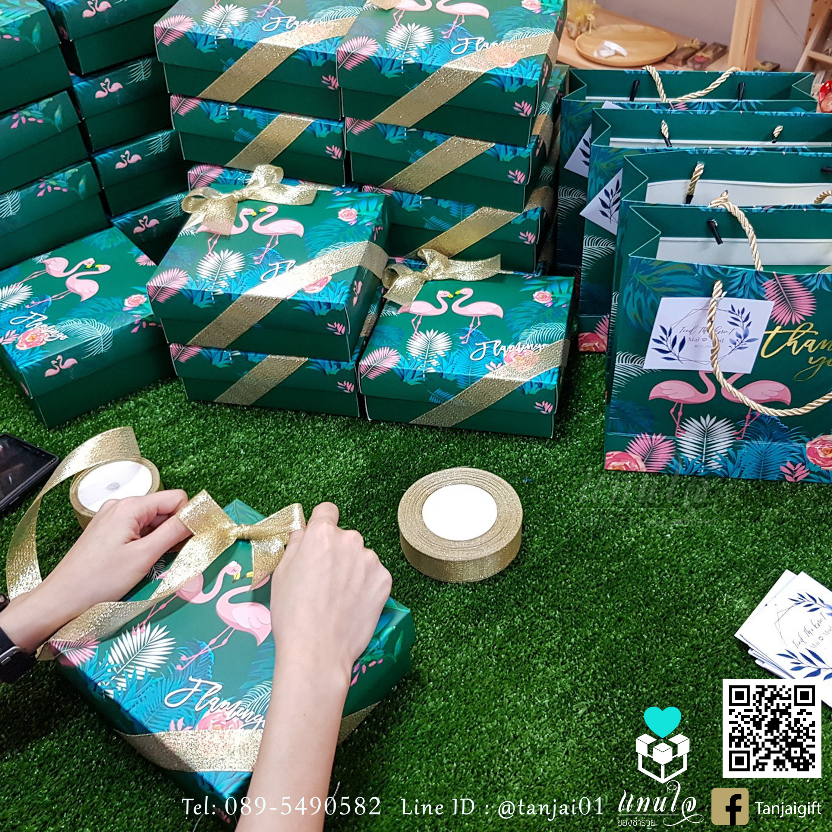 เซ็ตของรับไหว้ผู้ใหญ่ เซ็ต 3 ชิ้น ผ้าห่มนาโน 70x100 cm และผ้านาโน 25x50 cm เซ็ตของขวัญในกล่องลายฟามิงโก้สีเขียว เซ็ตของขวัญมีประโยชน์ สำเนา