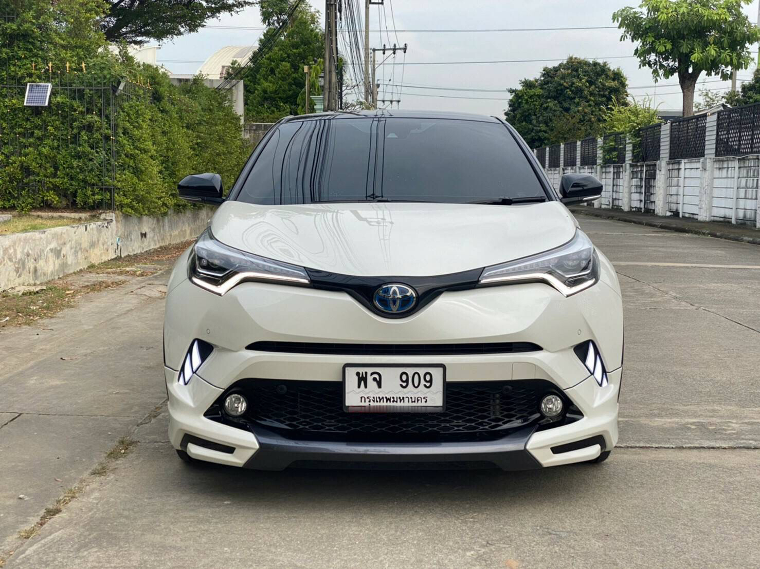 TOYOTA CHR HV HI สีขาว ปี 2020