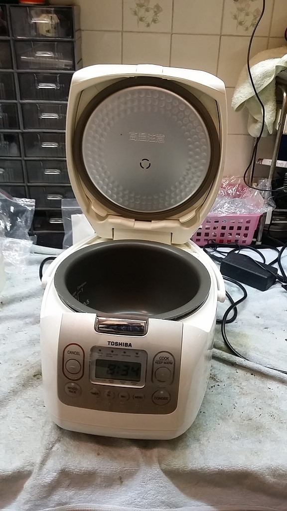 ซ่อมหม้อหุงข้าว ยี่ห้อ TOSHIBA รุ่น RC-10NMF อาการฝาหม้อเปิดแล้วไม่ดีดขึ้น