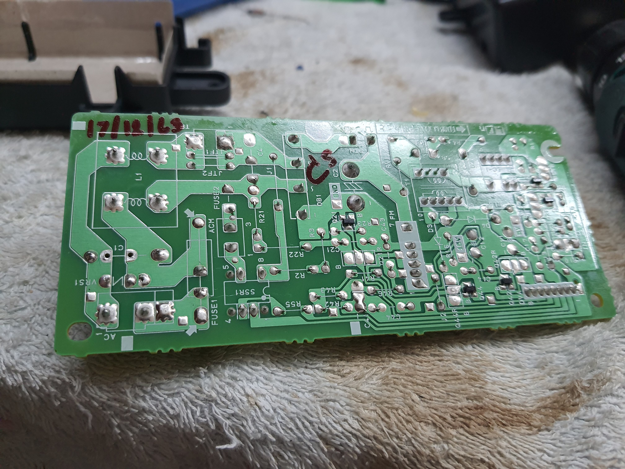 ซ่อมเครื่องฟอกอากาศ ยี่ห้อ SHARP รุ่น SHARP_FU-F51-W อาการซ๊อตเนื่องจากเสียบไฟผิด