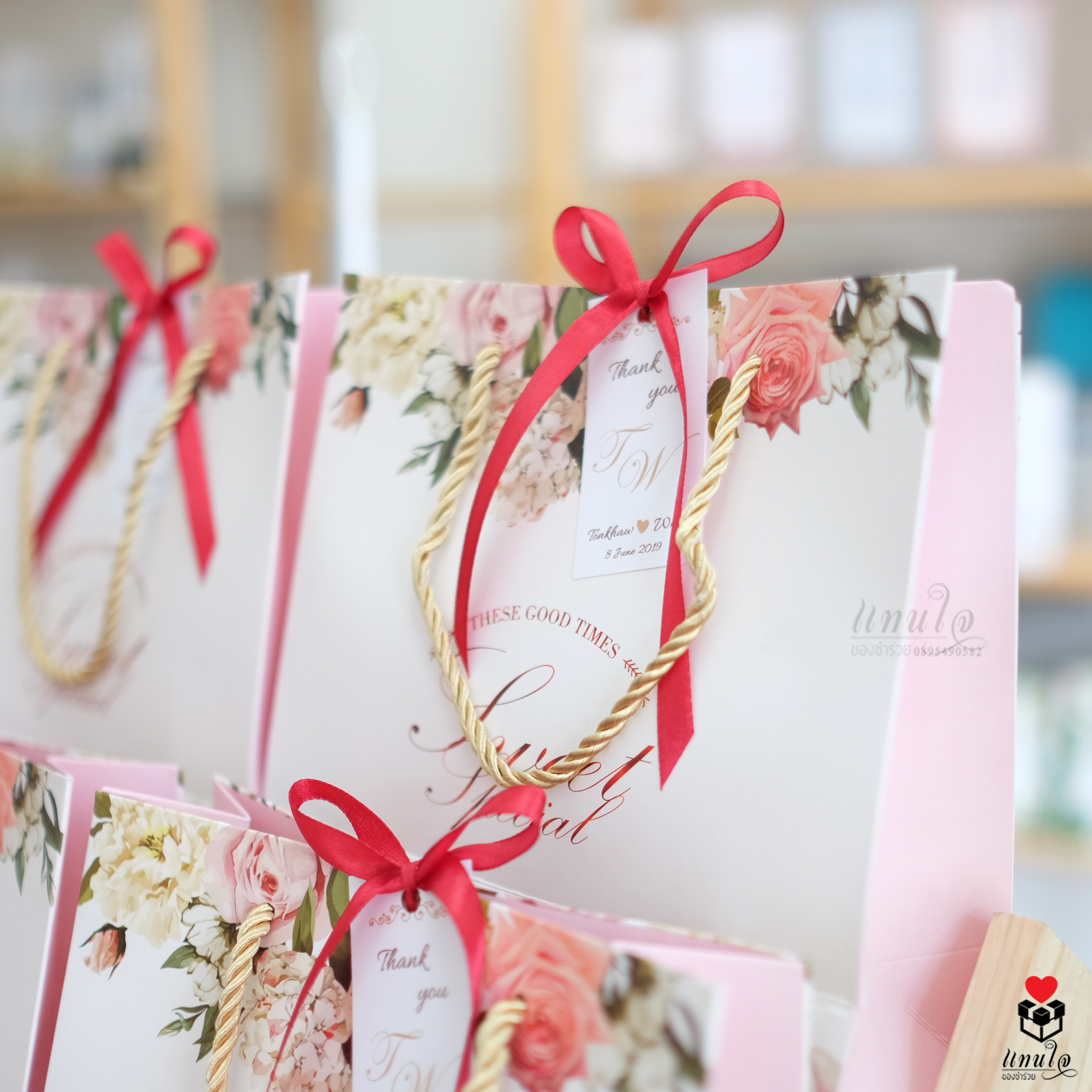 ของรับไหว้ผ้าเช็ดผมในถุงหูหิ้วผูกโบว์ พร้อมป้ายชื่อ ของรับไหว้ผู้ใหญ่ ราคาเริ่มต้น 50 บาท ของรับไหว้ผ้านาโน