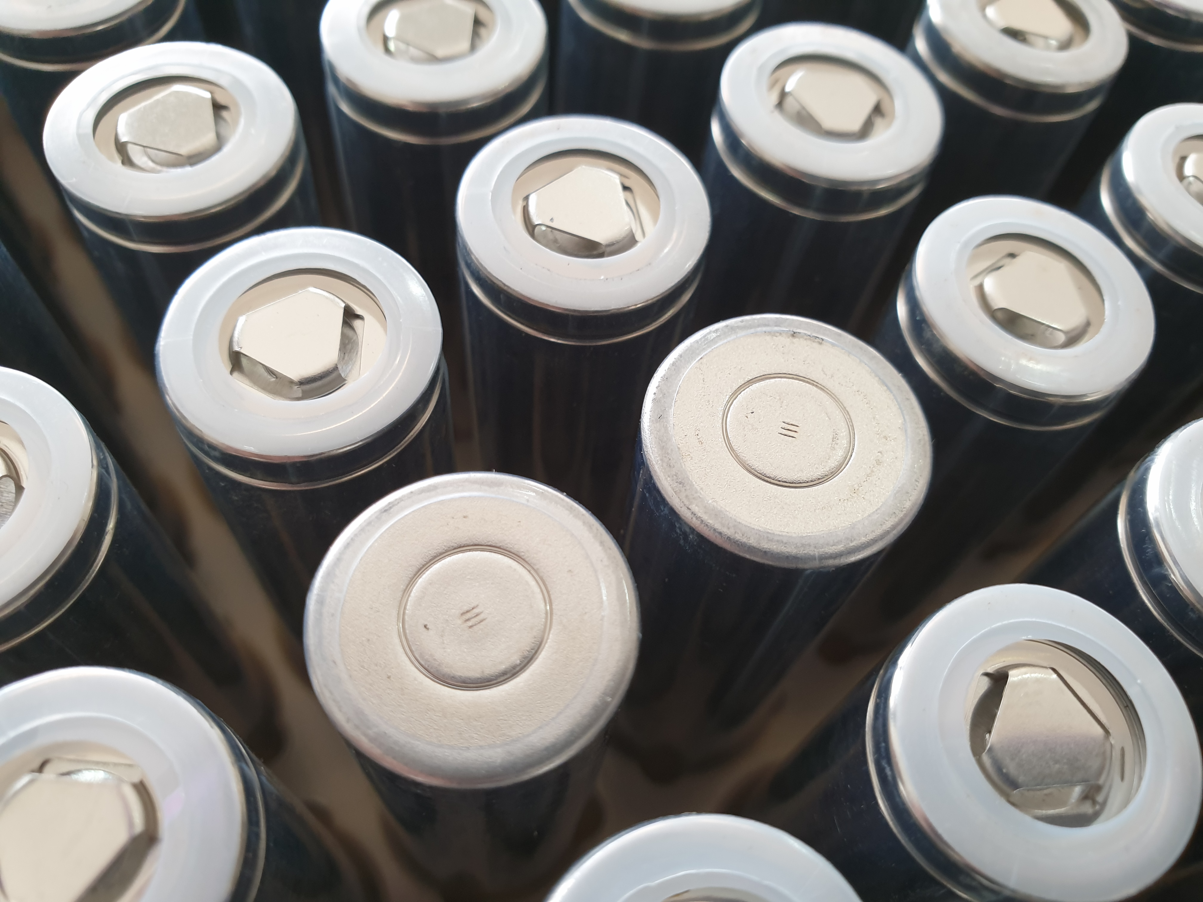 แบตเตอรี่ 18650 21700 จากรถไฟฟ้า tesla