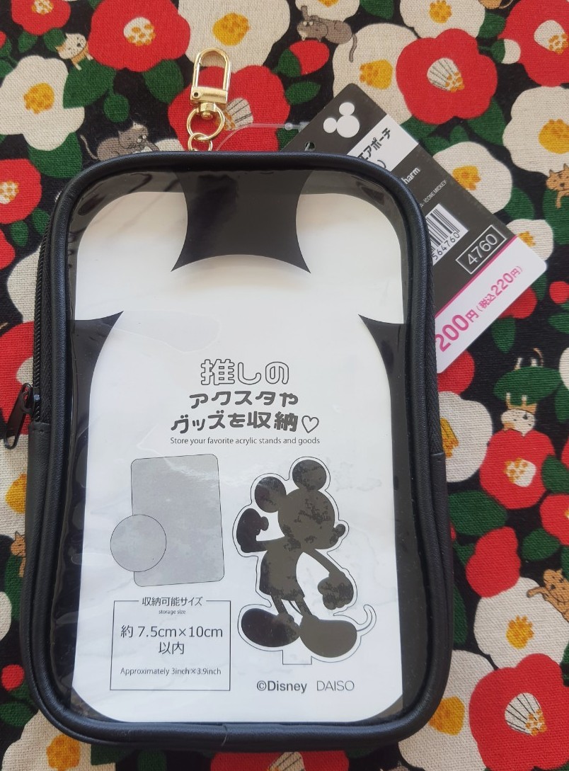 ของแท้จากญี่ปุ่น Disney Mickey mouse กระเป๋า (หนัง) ใส่ของ มิกกี้เม้าส์ ใส่โทรศัพท์ มือถือ กดปุ่ม สัมผัสจอได้ Size : 7.5 x 10 cm Square Pouch with Bag Charm Mickey Icon