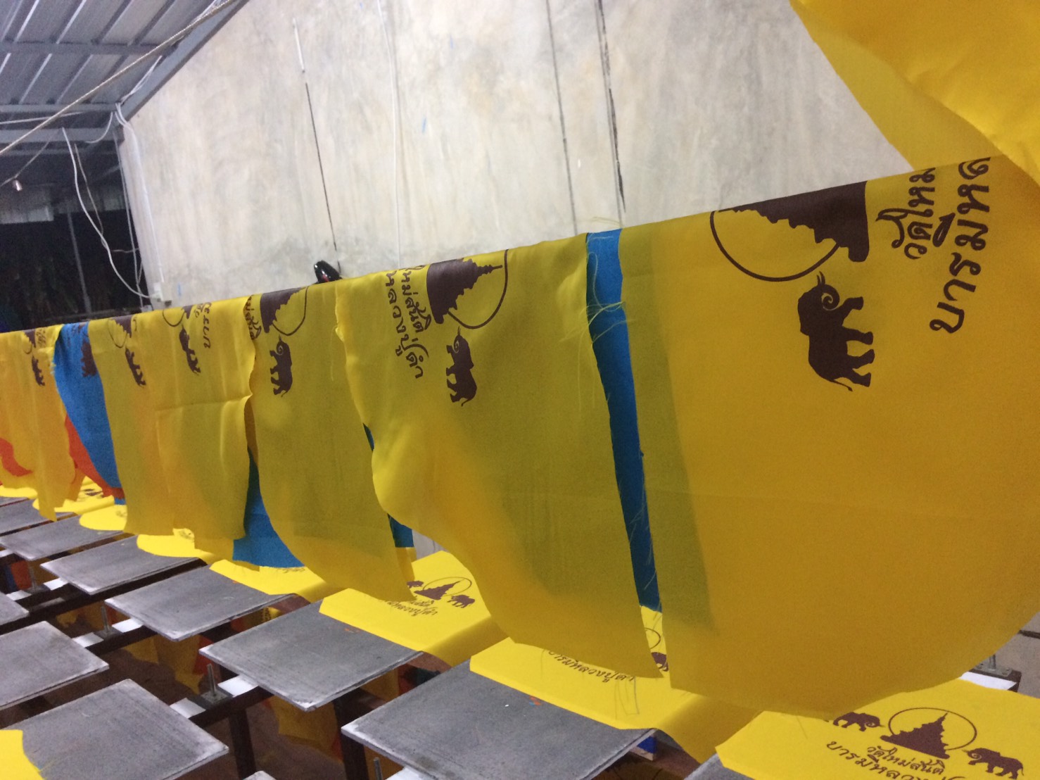 ค่าสกรีนโลโก้บนร่มผ้าแพร 1 สี