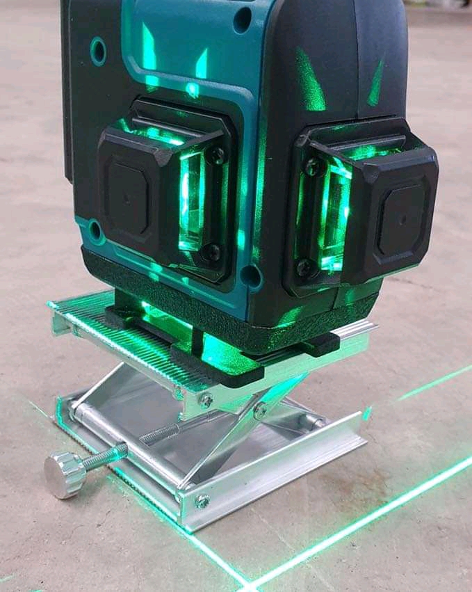 เครื่องวัดระดับเลเซอร์ STR 12 เส้น 3 แกน แสงสีเขียว พร้อมขาตั้ง