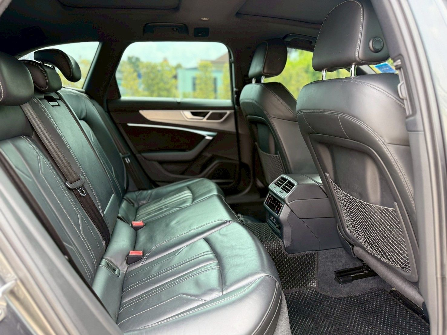 Audi A6 Avant 45 TFSI S-line Black Edition ปี 2020 สีเทา