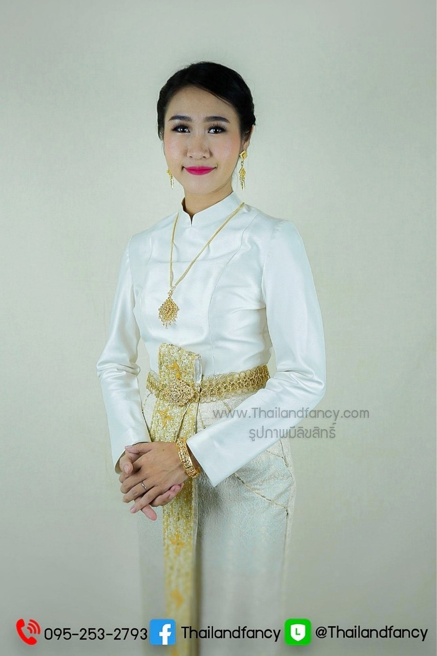 ชุดไทยอุ่นไอรัก ชุดไทยจิตรลดา ชุดไทยร่วมสมัย เช่าชุดไทยบรมพิมาน ชุดไทยพระราชนิยม ชุดไทยพระราชพิธี ชุดไทยเจ้าสาวเสื้อแขนยาวสีครีมงาช้างกับผ้าถุงปักหน้านาง