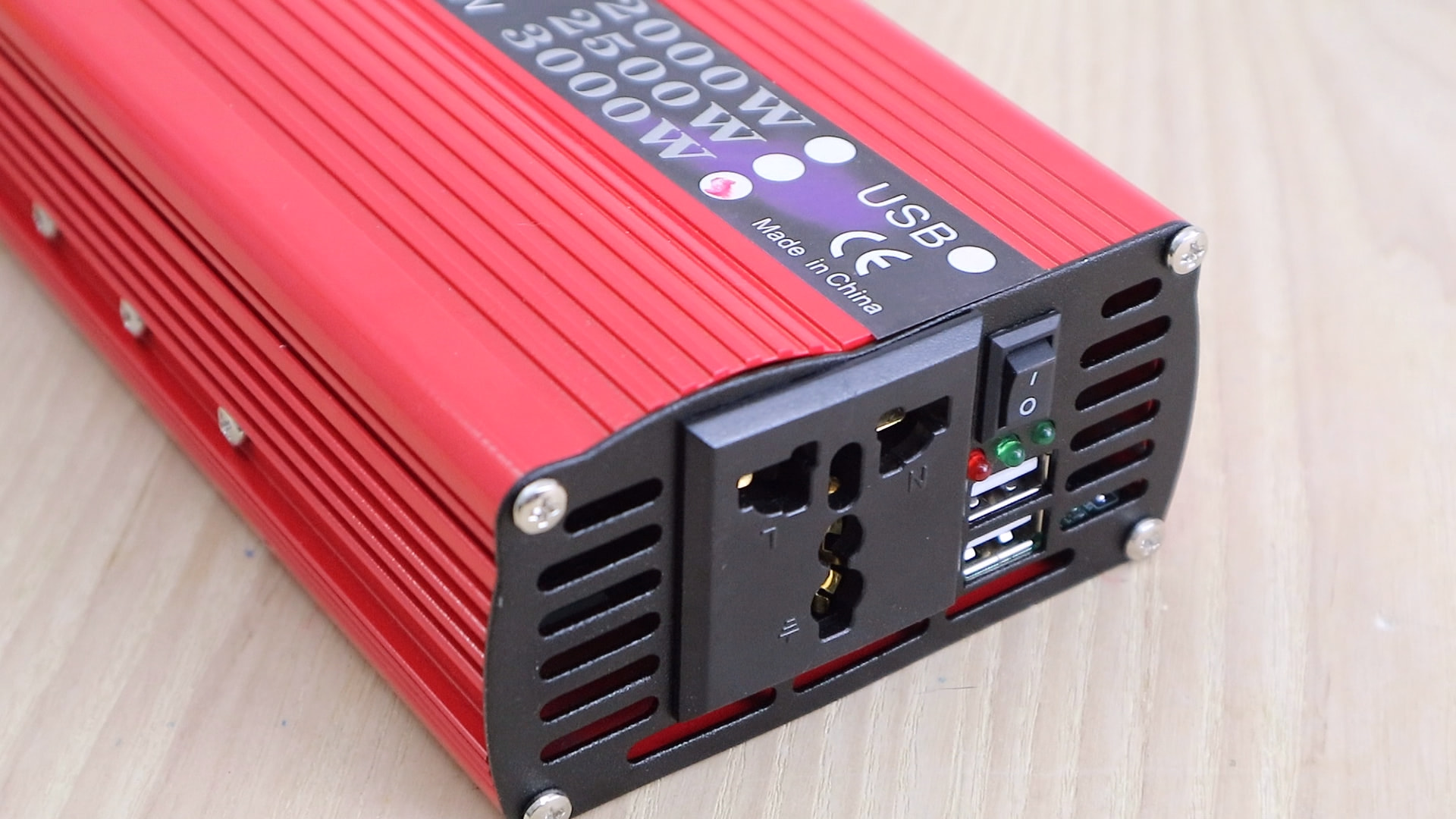 อินเวอร์เตอร์ แปลงไฟ 12V เป็น 220V ขนาด 3,000W ยี่ห้อ DOXIN® (สีแดง)