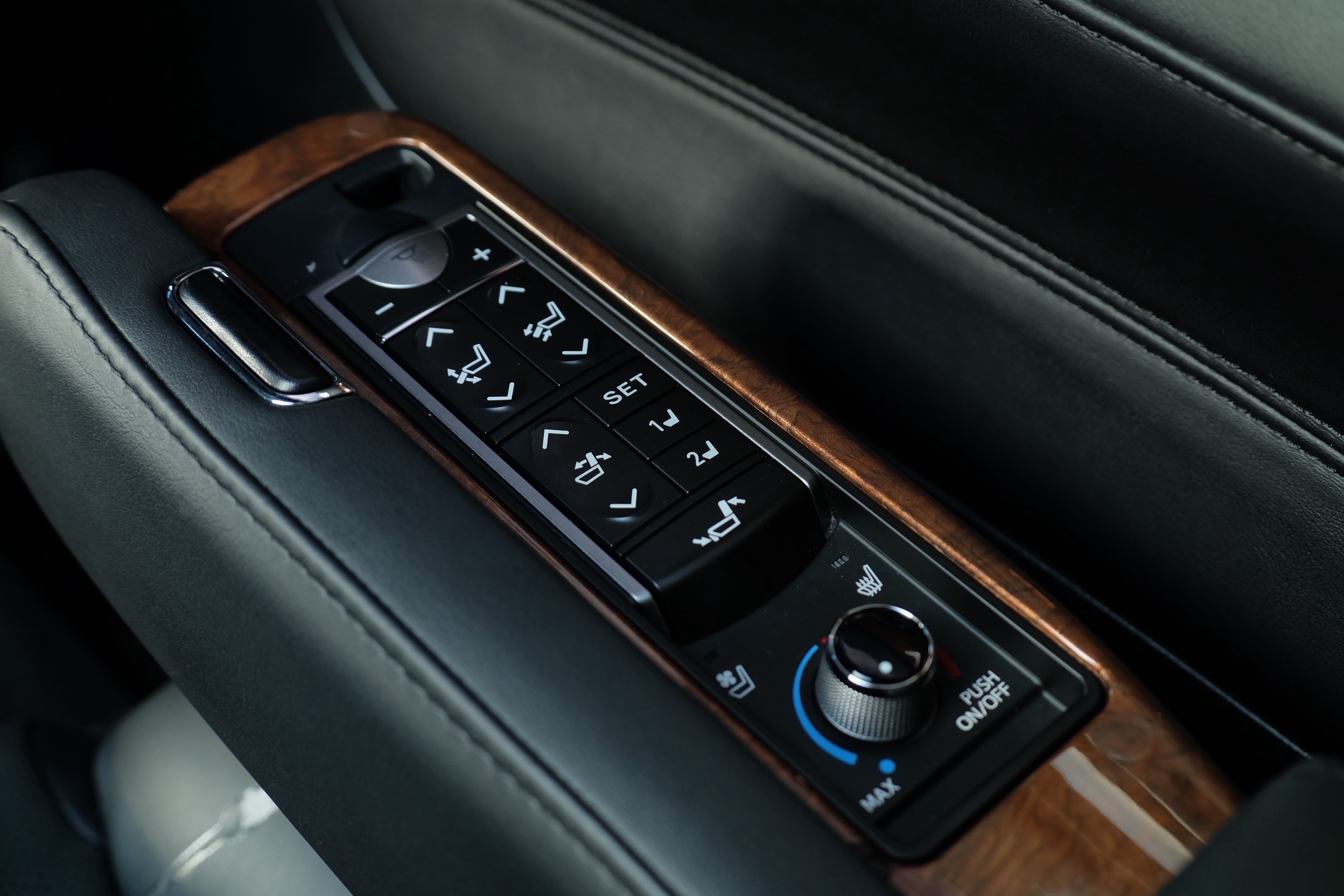Toyota Alphard 2.5 Exclusive Lounge E-Four ปี 2015