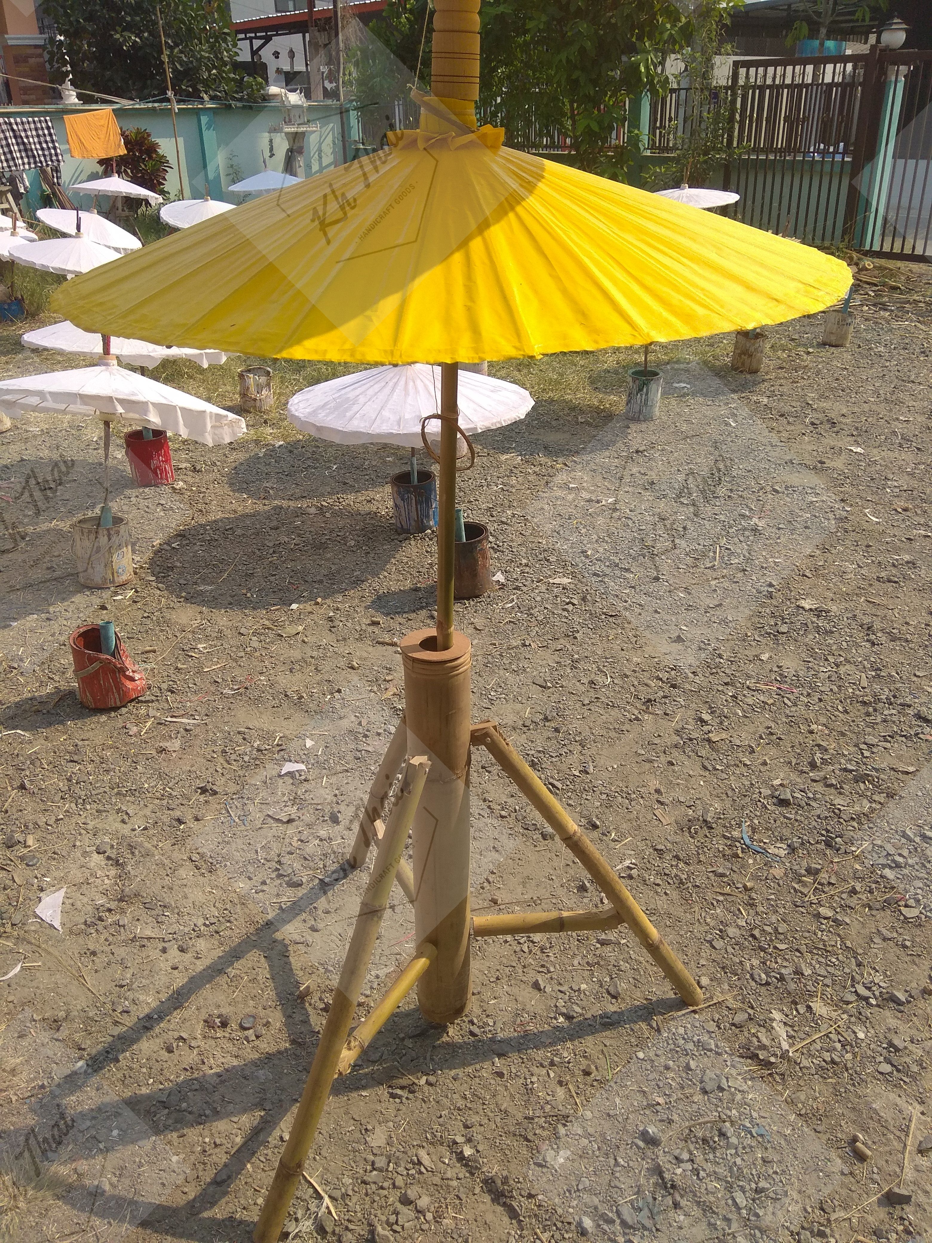 ร่มชั้นผ้าน้ำมัน สีเหลือง ขนาด 12 14 17 ตามลำดับ พร้อมขาตั้ง ใช้งานได้ทันที