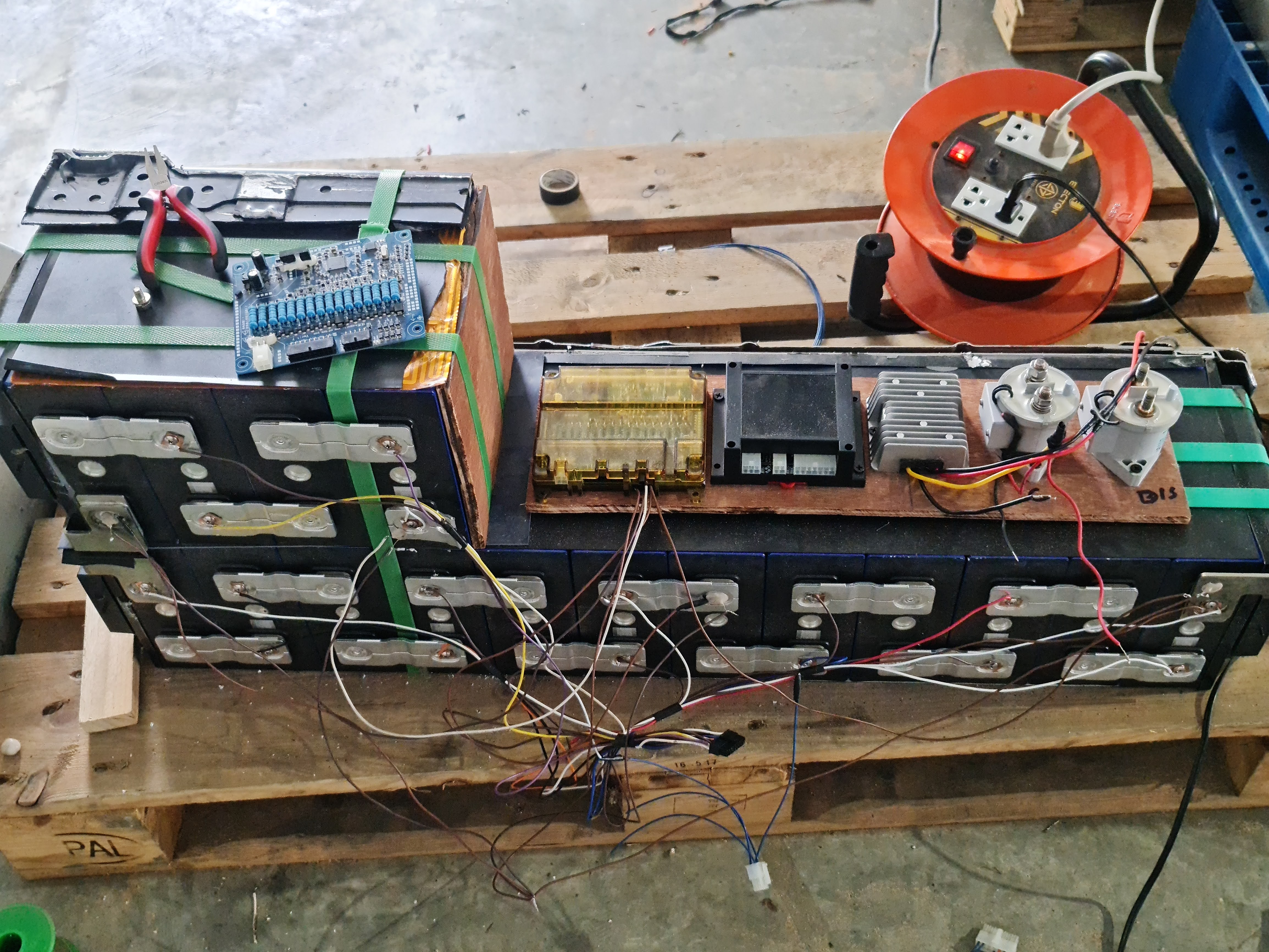 แบตเตอรี่ลิเธียม สำหรับ รถโฟลคลิฟท์ไฟฟ้า กระเช้าไฟฟ้า 24v 48v ประกอบได้ตามสั่ง