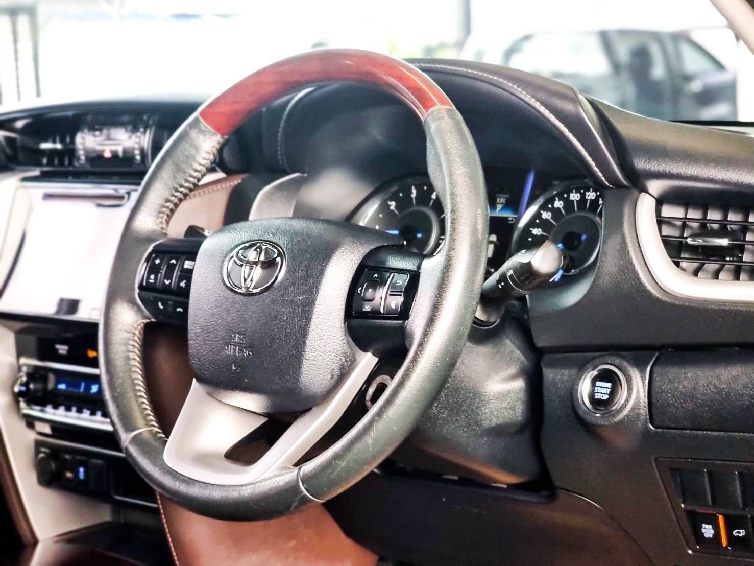 TOYOTA FORTUNER 2.8 V 2WD ปี2016
