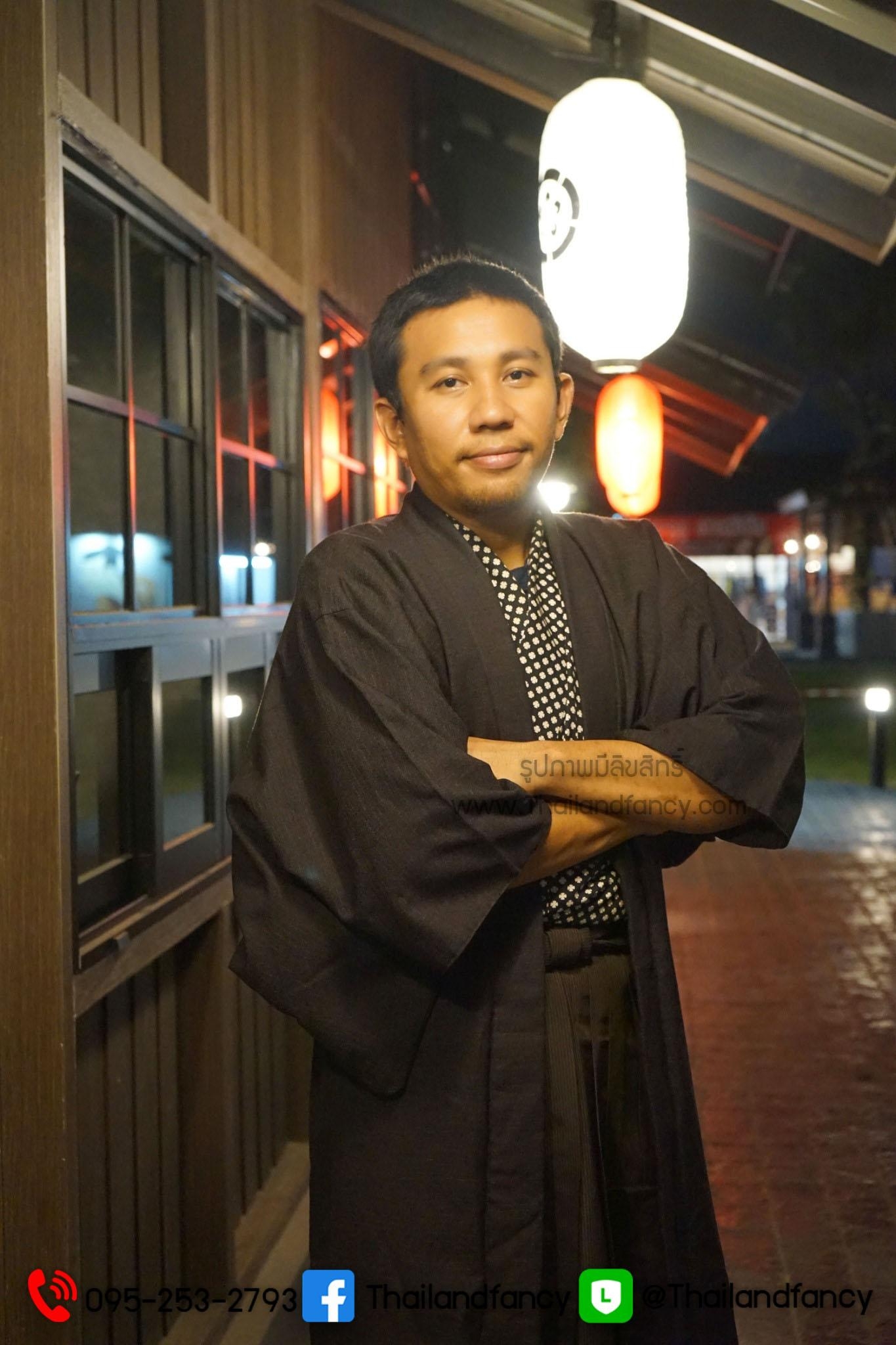 ชุดเช่าแฟนซีผู้ชาย (ชุดเช่า) ชุดเช่ากิโมโนญี่ปุ่นสำหรับผู้ชาย Kimono Costume เช่าชุดกิโมโนกรุงเทพ เช่าชุดญี่ปุ่นโบราณ ชุดกิโมโนญี่ปุ่นชายสีขาวดำลายดอท สวมฮาโอริสีน้ำตาล และฮากะมะสีน้ำตาล