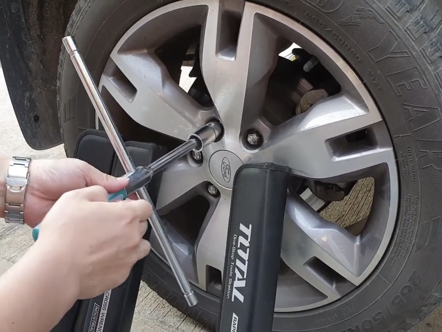 ด้ามบล็อกถอดล้อ พร้อมด้าม ยี่ห้อ Total ขนาด 4 หุน (16 นิ้ว)