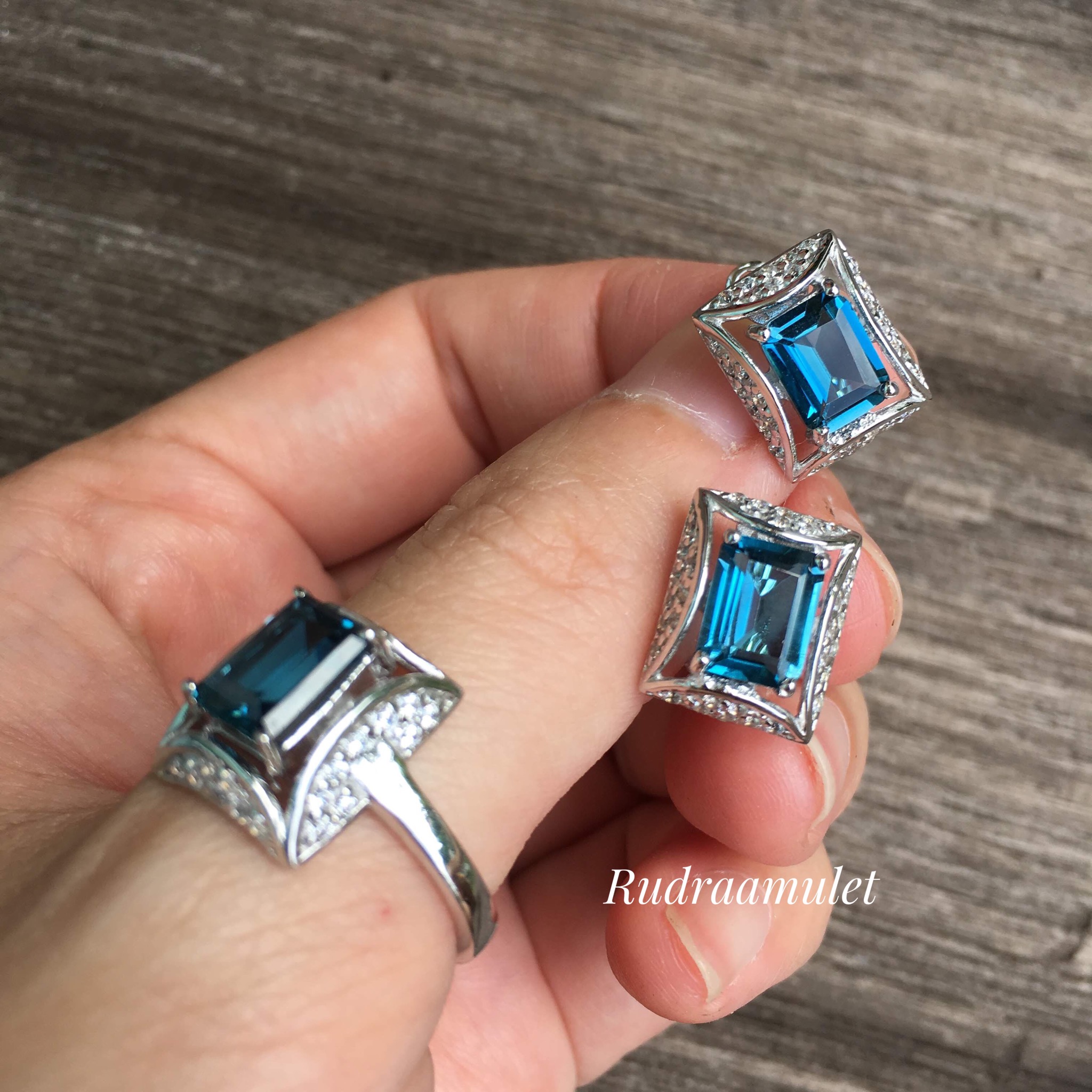 ต่างหูลอนดอนบลูโทพาส (London Blue Topaz)