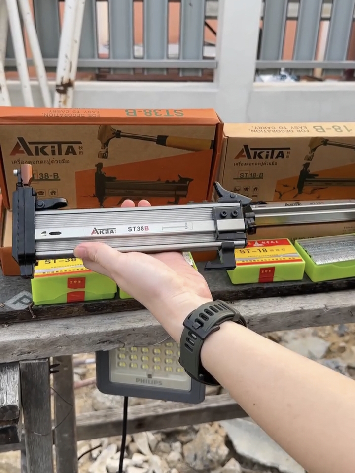 เครื่องตอกตะปูกึ่งอัตโนมัติ ยี่ห้อ AKITA รุ่น ST-18B รุ่นท๊อป และ ST-38B รุ่นท๊อป ให้เลือก 2 รุ่น