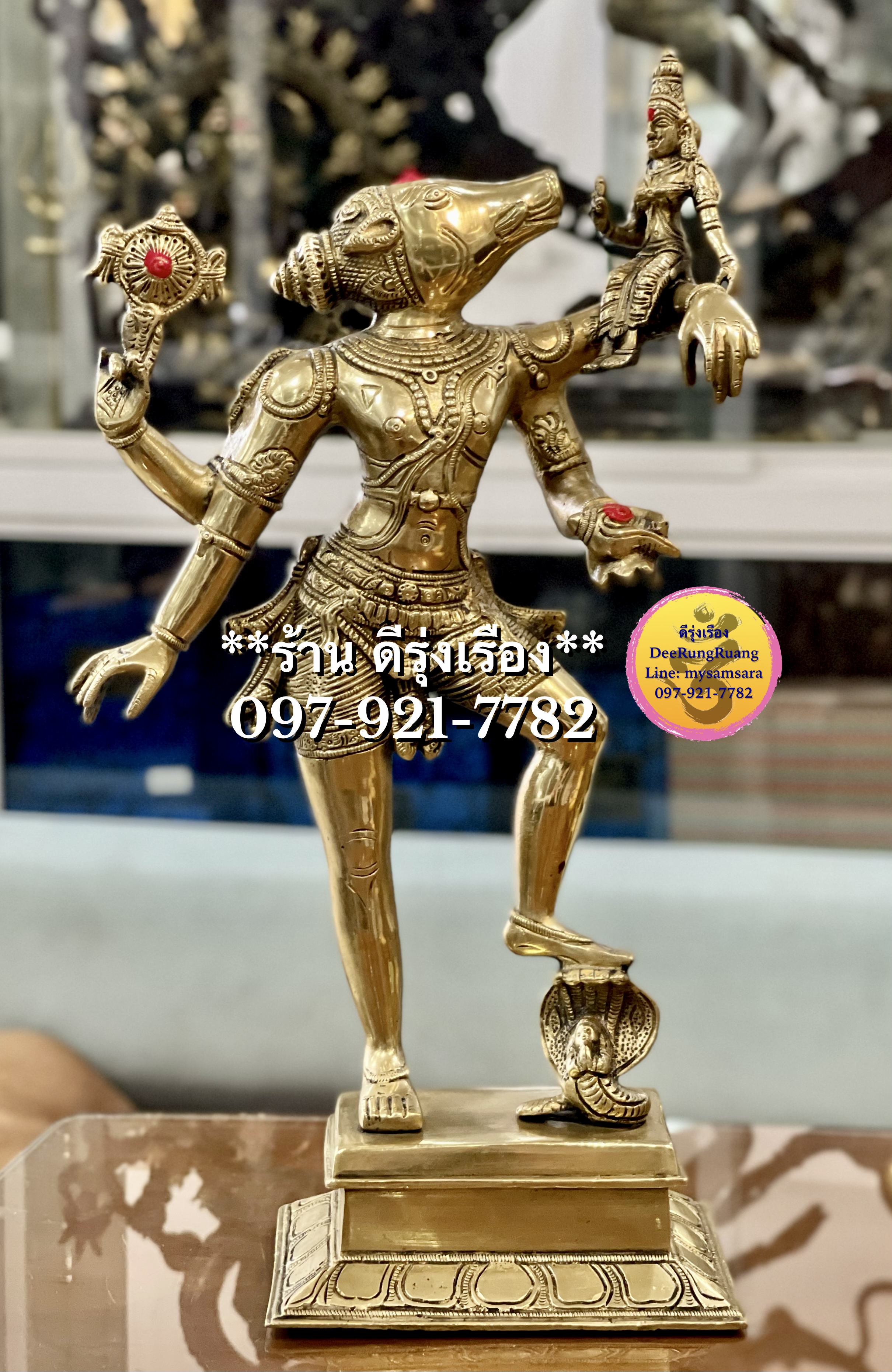 พระวราหะ หรือ วราหาวตาร อุ้มพระแม่ภูมิเทวี (สูง 17.2 นิ้ว)