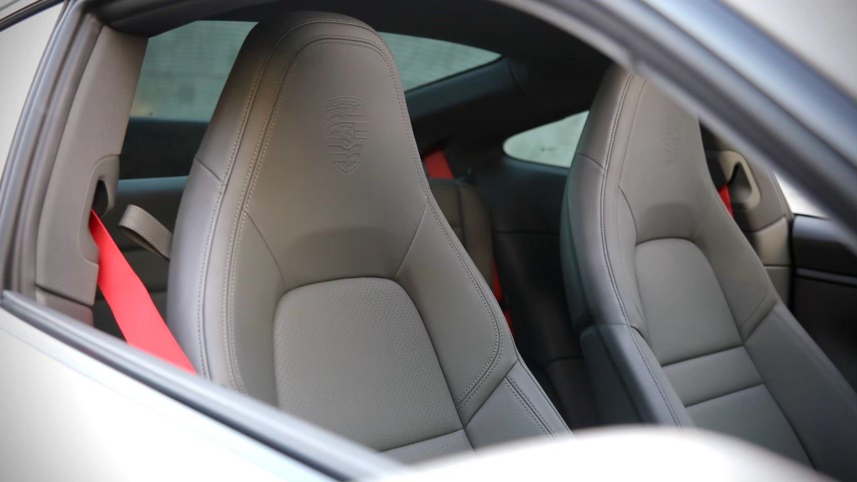 Porsche 992 Carrera 4 ปี 2023