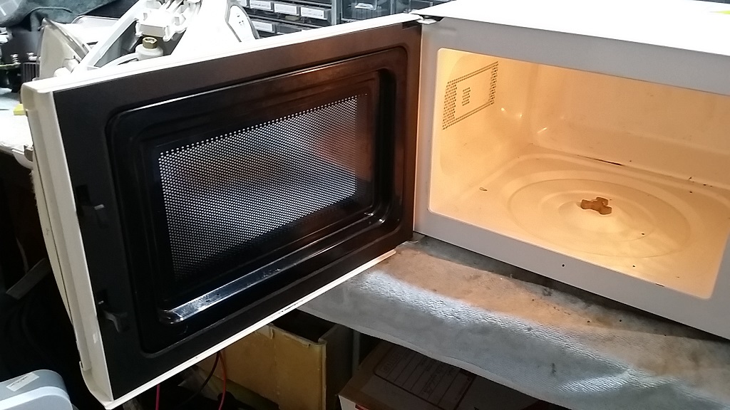 ซ่อมไมโครเวฟ ยี่ห้อ Electrolux รุ่น EMM2019W อาการไม่ร้อน