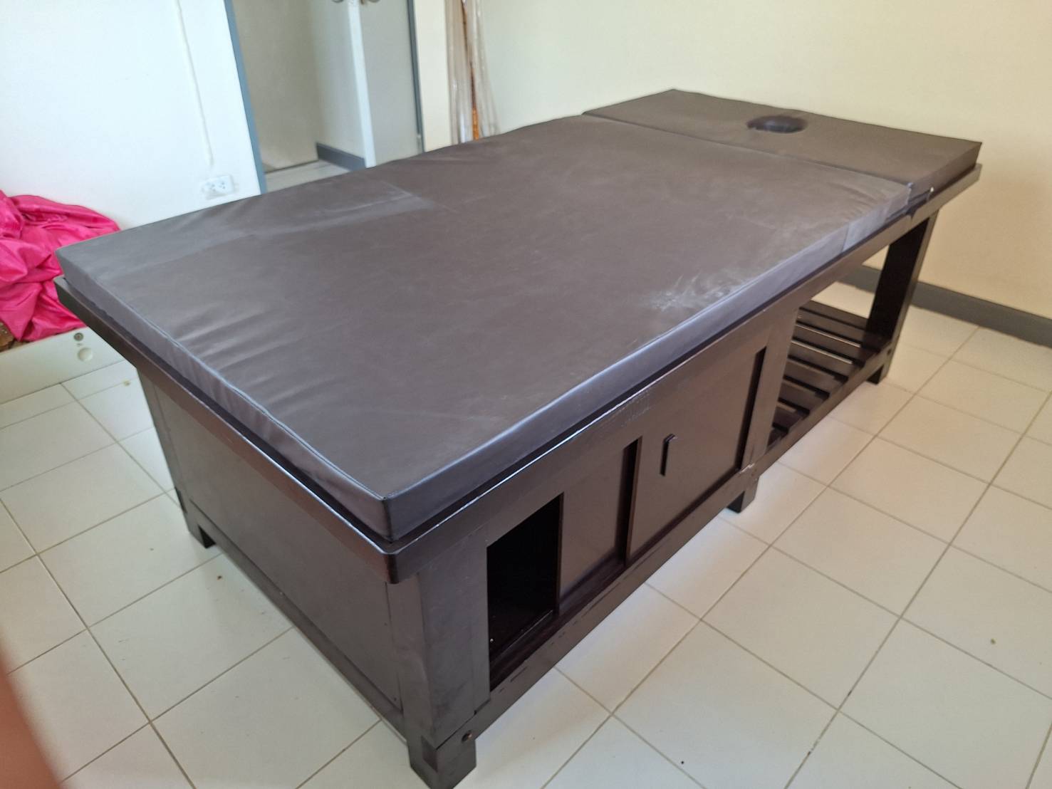 เตียงสปาแบบตีตู้บานเลื่อนด้านล่าง พร้อมเบาะสปาเกรดพรีเมี่ยม