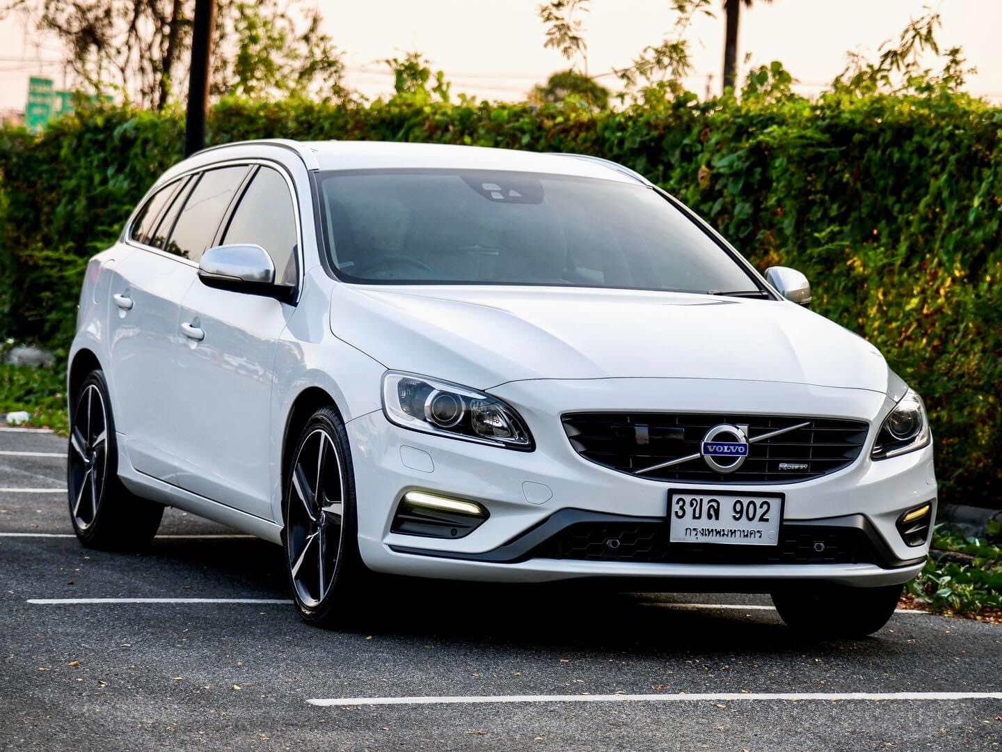 Volvo V60 T4F 1.6 Turbo R-Design Package โฉม Minorchange ปี 2014