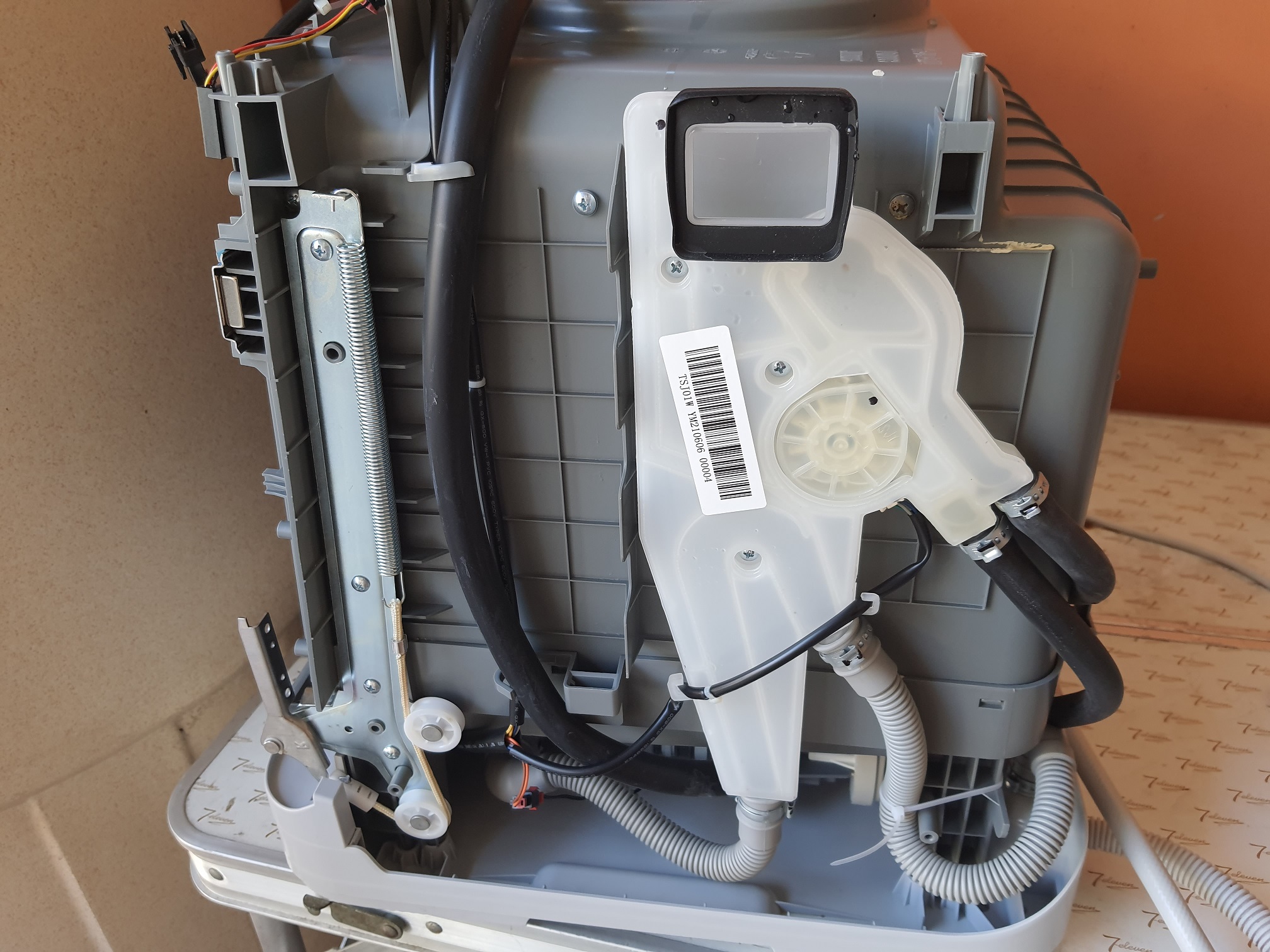 ซ่อมเครื่องล้างจาน ยี่ห้อ XIAOMI รุ่น VDW0401M อาการหน้าจอขึ้น E8