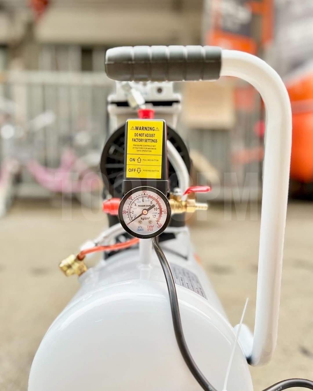 ปั๊มลม ออยฟรี 30 ลิตร ยี่ห้อ Onsen แถมฟรี ชุดอุปกรณ์ลมสำหรับปั๊มลม 5 รายการ