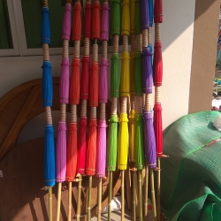 ร่มชั้นผ้าน้ำมัน สีทุกสี ขนาด 12 14 17 ตามลำดับ พร้อมขาตั้ง ใช้งานด้ทันที