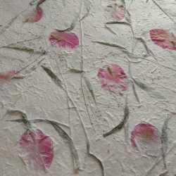 กระดาษสาหนาขรุขระมีลายดอกไม้ในตัว