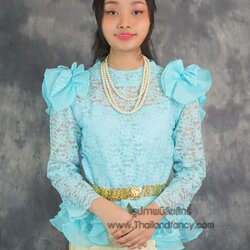 ชุดไทยอุ่นไอรัก ชุดไทยย้อนยุค ชุดไทยประยุกต์ ชุดไทยเพื่อนเจ้าสาว ชุดไทยเสื้อลูกไม้ ชุดไทยเสื้อลูกไม้แขนพองสีฟ้าเข้าคู่กับผ้าถุงลายไทยสีเงินลายทอง