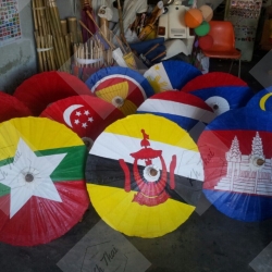 ชุดร่มเพ้นประเทศอาเซียน 10 ประเทศ รัศมี 17 นิ้ว ร่มผานำ้มันกันน้ำ ใช้งานได้นาน 5ปี+