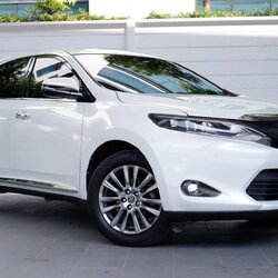 TOYOTA HARRIER สีขาวมุก ปี 2014