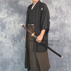 ชุดเช่าแฟนซีผู้ชาย (ชุดเช่า) ชุดเช่ากิโมโนญี่ปุ่นสำหรับผู้ชาย Kimono Costume เช่าชุดญี่ปุ่นโบราณ ชุดกิโมโนญี่ปุ่นชายสีดำ สวมฮาโอริสีดำ และฮากะมะสีน้ำตาล