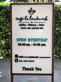 กระดานไม้ตั้งพื้น พร้อมตัวอักษร