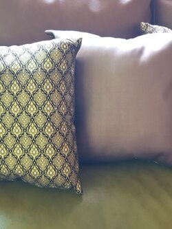 หมอนอิง ผ้าฝ้ายพิมพ์ทองลายไทย