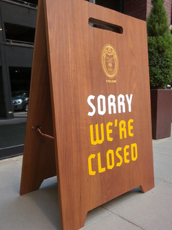 ป้ายไม้ตั้งหน้าร้าน