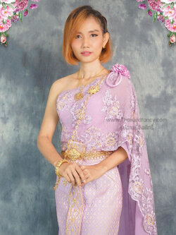 ชุดไทยแต่งงาน ชุดไทยจักรี ชุดไทยพระราชนิยม ชุดไทยประยุกต์ ชุดไทยประกวด ชุดไทยเจ้าสาว ชุดไทยสีม่วงอ่อนห่มสไบตกแต่งลายลูกไม้และดิ้นสีทอง