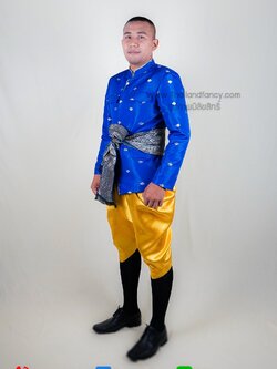 ชุดไทยย้อนยุค ชุดไทยสมัยอยุธยา ชุดไทยเจ้าบ่าว ชุดไทยผู้ชาย ชุดไทยท่านเจ้าคุณ ชุดไทยพี่หมื่นออเจ้า เสื้อลายไทยสีน้ำเงินเข้าคู่กับโจงกระเบนสีเหลืองทอง