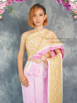 ชุดไทยจักรี ชุดไทยย้อนยุค ชุดไทยประยุกต์ ชุดไทยแต่งงาน ชุดไทยเจ้าสาว ชุดไทยงานแต่งสำหรับเจ้าสาวโทนชมพูสไบลูกไม้สีทองกับผ้าถุงผ้าไทยไล่เฉดสีจีบหน้านางเสมือนนุ่งสด