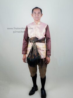 ชุดไทยย้อนยุค ชุดไทยสมัยสุโขทัย ชุดงานพิธีไทย ชุดไทยผู้ชาย ชุดไทยท่านเจ้าคุณ ชุดไทยพี่หมื่นออเจ้า ชุดอำมาตย์เสื้อลายไทยสีทูโทนเข้าคู่กับโจงกระเบนสีเข้ม