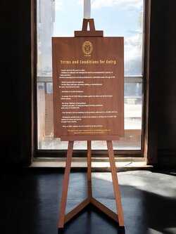 ป้ายไม้สัก พร้อมขาตั้งแบบแฉก – แข็งแรง ไม่ล้มง่าย