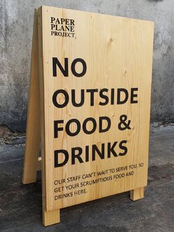 กระดานไม้สนตั้งหน้าร้าน