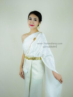 ชุดไทยเพื่อนเจ้าสาว ชุดแม่การะเกด ชุดไทยสมัยสุโขทัย ชุดไทยอุ่นไอรัก ชุดไทยร่วมสมัย ชุดไทยสไบออเจ้า ชุดไทยสไบสีขาวทอลายกับผ้าถุงยกหน้านางตัดสำเร็จสีเงิน