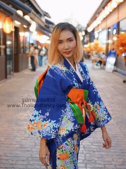ชุดแฟนซีผู้หญิงสำหรับเช่า Kimono Costume เช่าชุดกิโมโนผู้หญิงน้ำเงิน ชุดกิโมโนกรุงเทพ เช่าชุดญี่ปุ่นหญิง ชุดญี่ปุ่นโบราณ ชุดเช่ากิโมโนผู้หญิงสีน้ำเงินลายดอกไม้ โอบิสำเร็จรูปสีเขียวส้ม